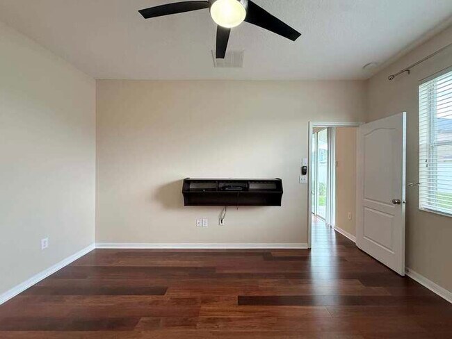 Building Photo - 930 Meadow Glade Dr
