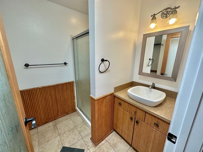 Building Photo - New partially furnished 2 bedroom / 2 bath...