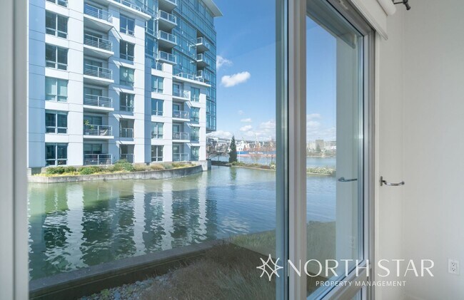 Building Photo - Pearl District Living on the Willamette River