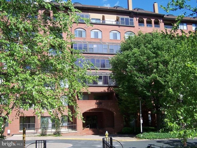 Building Photo - 1029 N Stuart St