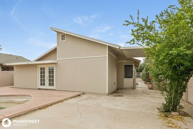 Building Photo - 737 E Oregon St