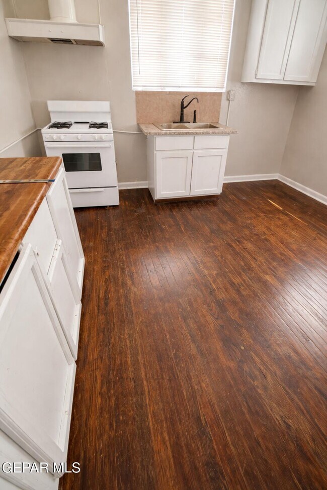 Building Photo - 1114 N El Paso St