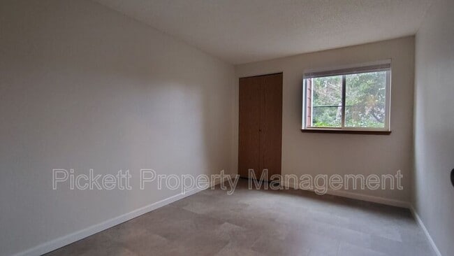 Building Photo - 20026 Vikings Crest NE