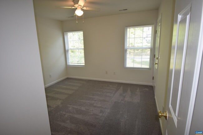 Building Photo - 19 Woodlawn Dr