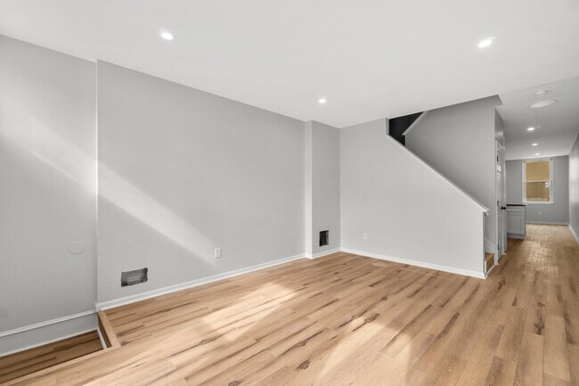 Building Photo - 2526 E Fayette St