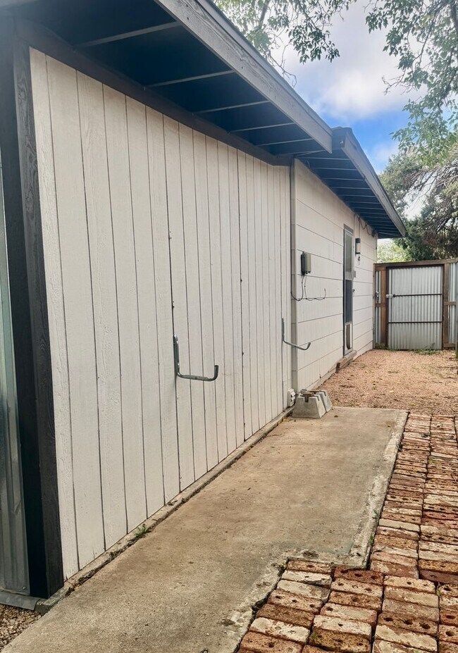 Building Photo - Charming Central Lubbock Home 3/2 with Gorgeous Updates Throughout!