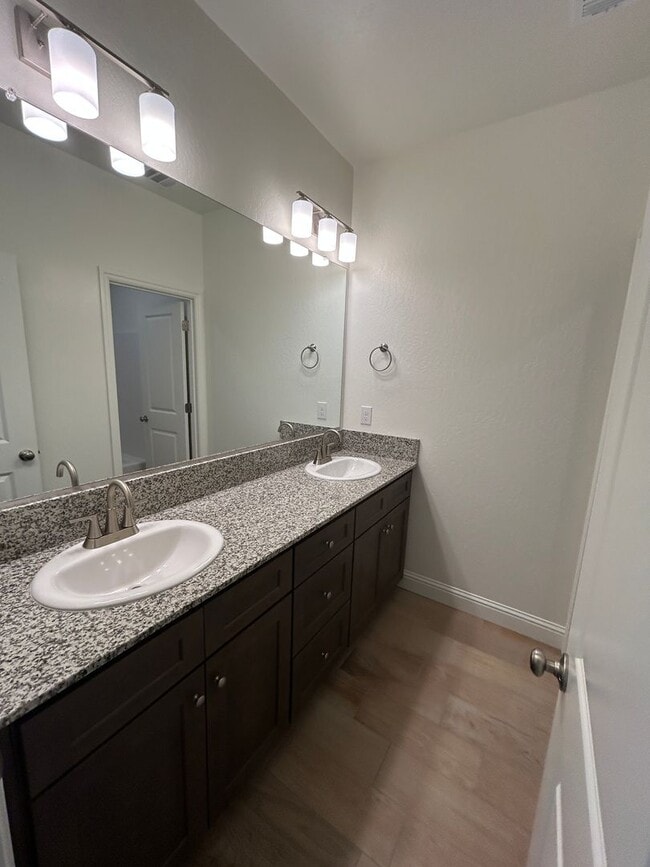 Building Photo - Northwest Visalia! Don't miss this beauty! Spacious and open 4 bedroom 2 bath!