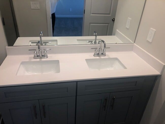 Building Photo - Newer Townhome with 1 Car Garage in Braemar Village! COMING SOON!