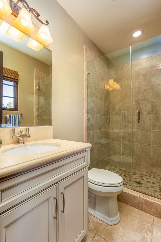 Building Photo - Large 5 bed / 5 bath Tuscan Style Home on ...