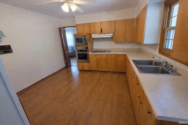 Building Photo - 509 S Swain Ave