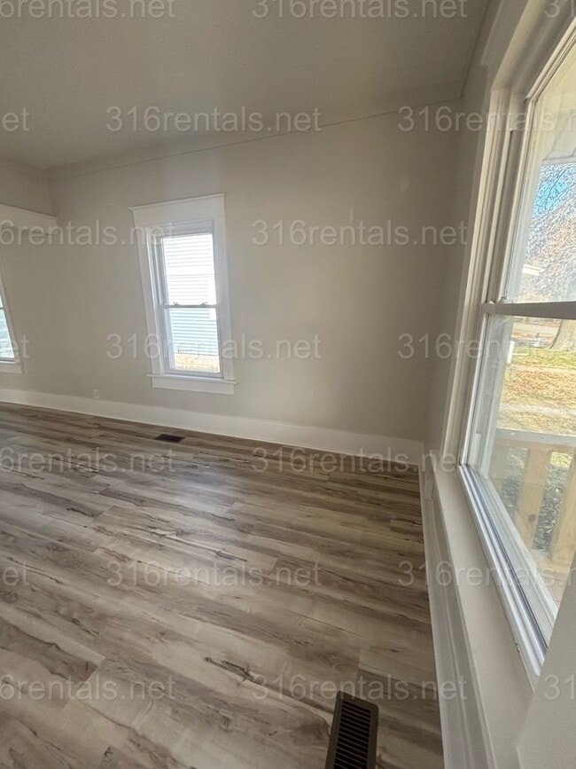 Building Photo - 2 bedroom 1 bath available NOW!