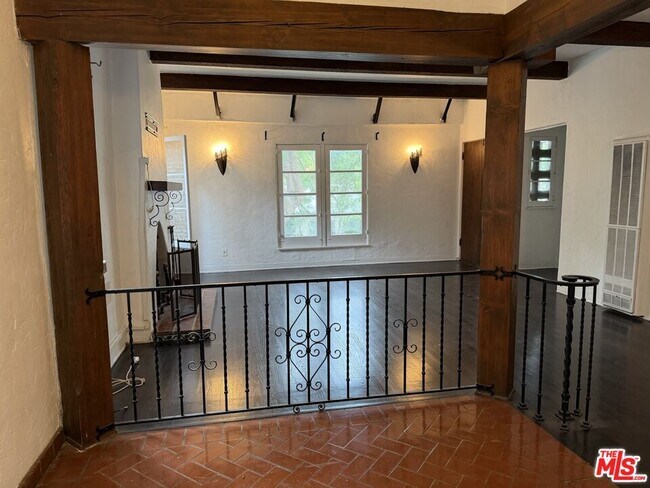 Building Photo - 1132 N Vista St