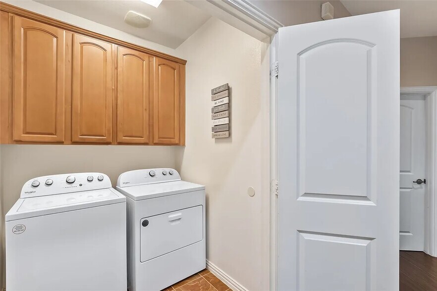 Building Photo - Room in Townhome on Chase Ln