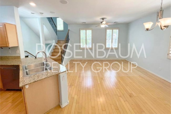 Building Photo - Beautiful 3-bedrooms, 2.5-baths townhouse ...