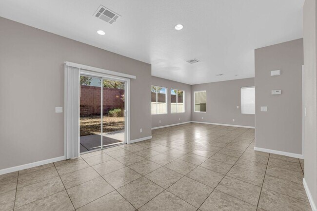 Building Photo - Large 3 bedroom, 2.5 bath house!