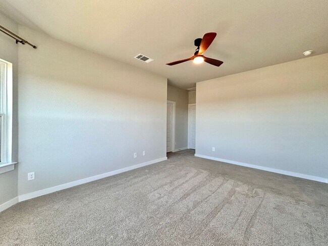 Building Photo - Move-In Ready 3BR, 2BA with Fully Equipped Kitchen & Laundry Room