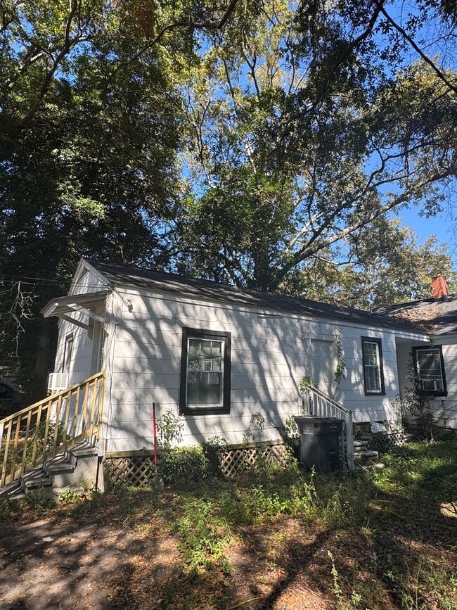 Building Photo - Charming Park Circle Bungalow