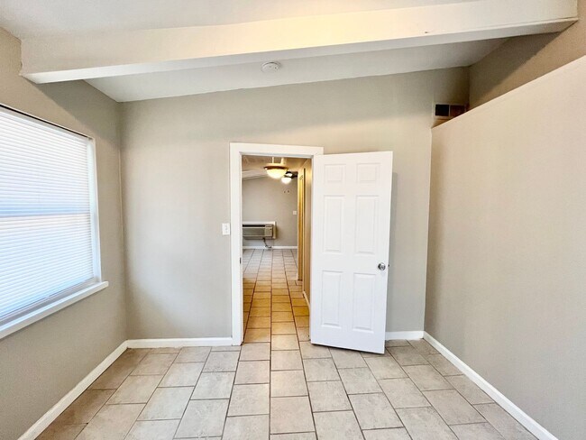 Building Photo - 2222 Zabel Dr