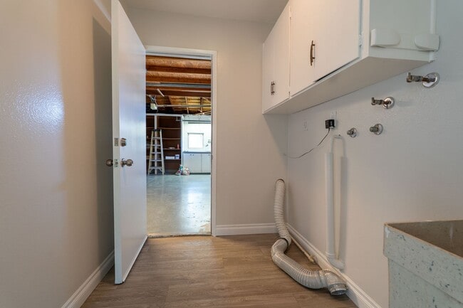 Building Photo - 6415 Lochmoor Dr