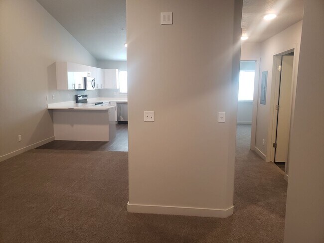 Building Photo - This is a beautiful, 2 bed 1 bath is located in Springville
