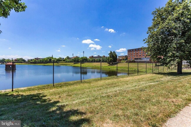Building Photo - Gorgeous Rowhome Walking Distance to Colum...