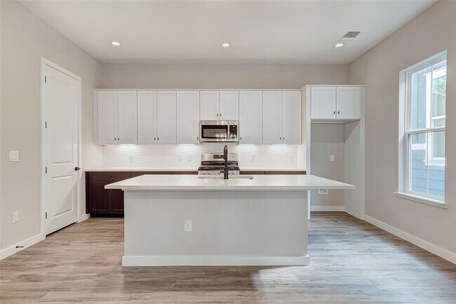 Building Photo - 3809 Valley View Rd