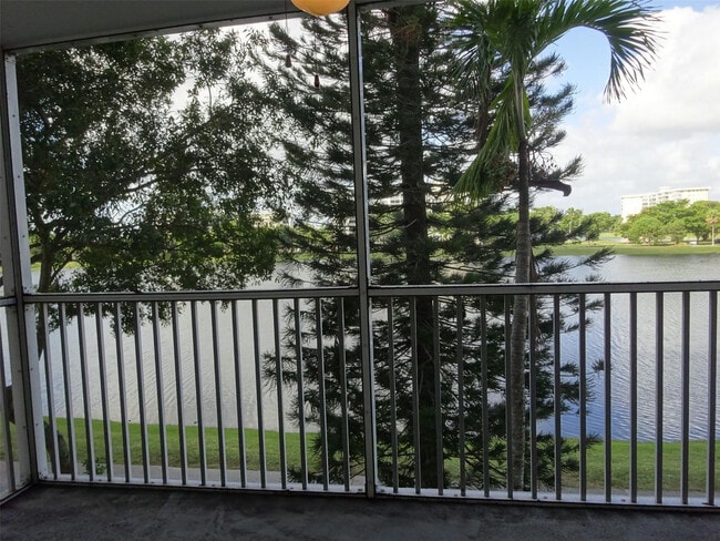 Building Photo - 2801 N Palm Aire Dr