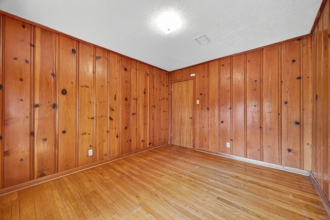 Building Photo - 10005 Hazelhurst Dr
