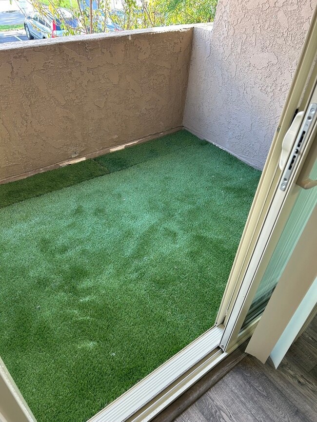 Building Photo - REALLY NICE UPSTRS 1BD 1BA CONDO FOR LEASE! MUST SEE!