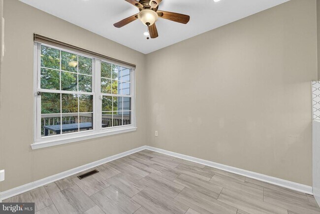 Building Photo - 8605 Western Oak Dr