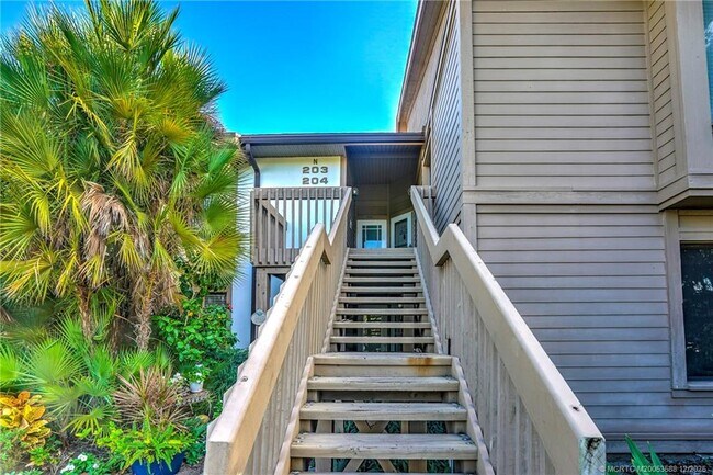 Building Photo - 233 NE Edgewater Dr