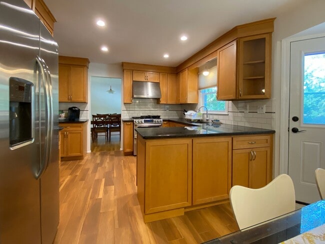 Building Photo - 213 Fort Lee Pl