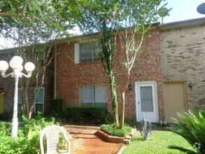 Building Photo - SPRING BRANCH TOWNHOME