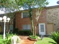 Building Photo - SPRING BRANCH TOWNHOME