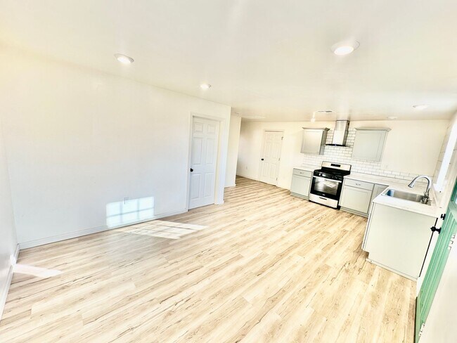 Building Photo - Fully Remodeled 3/2 in Northwest Fresno