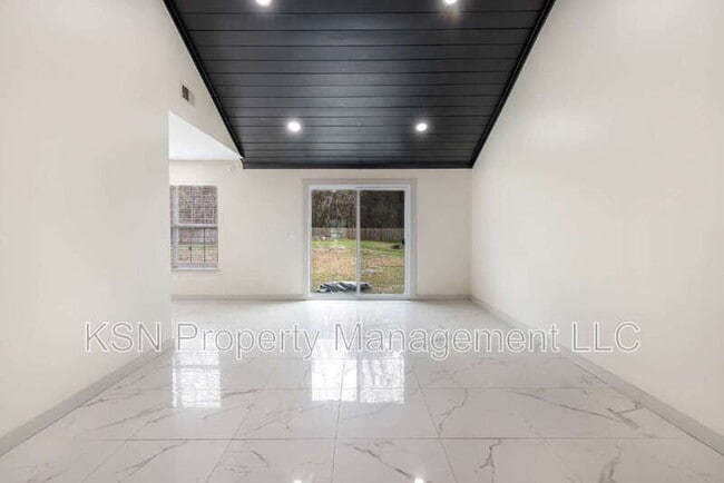 Building Photo - 106 Laurel Oaks