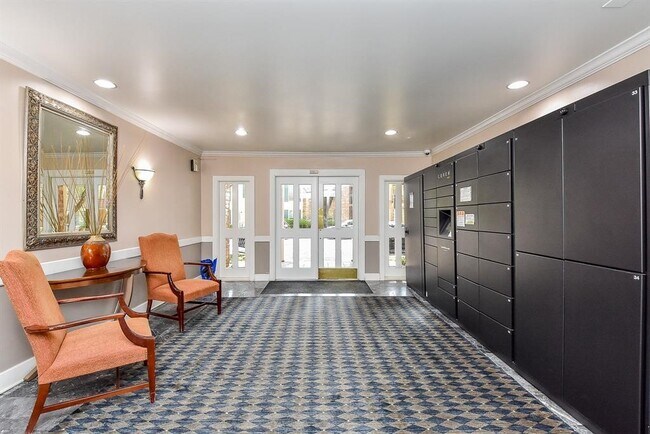 Building Photo - 357 N Post Oak Ln