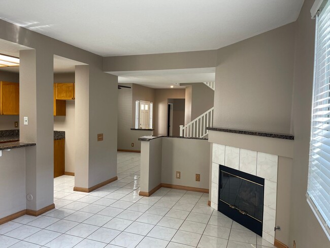 Building Photo - Spacious 4 Bedroom Townhouse Style Condo i...