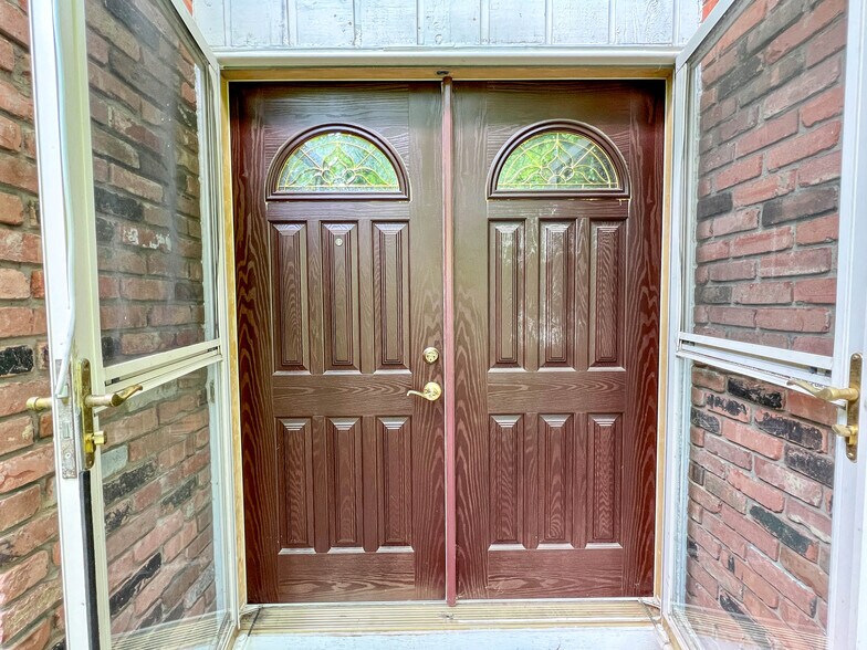 Building Photo - 25946 Tallwood Dr