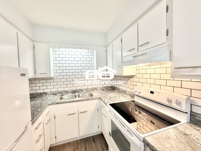 Building Photo - 211 S Green St