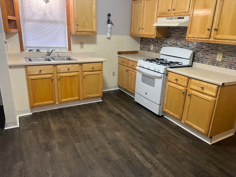 Building Photo - 128-130 Barney St