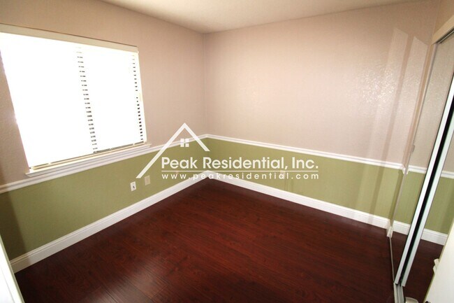 Building Photo - Spacious 3bd/2.5ba Antelope Home with 2 Ca...