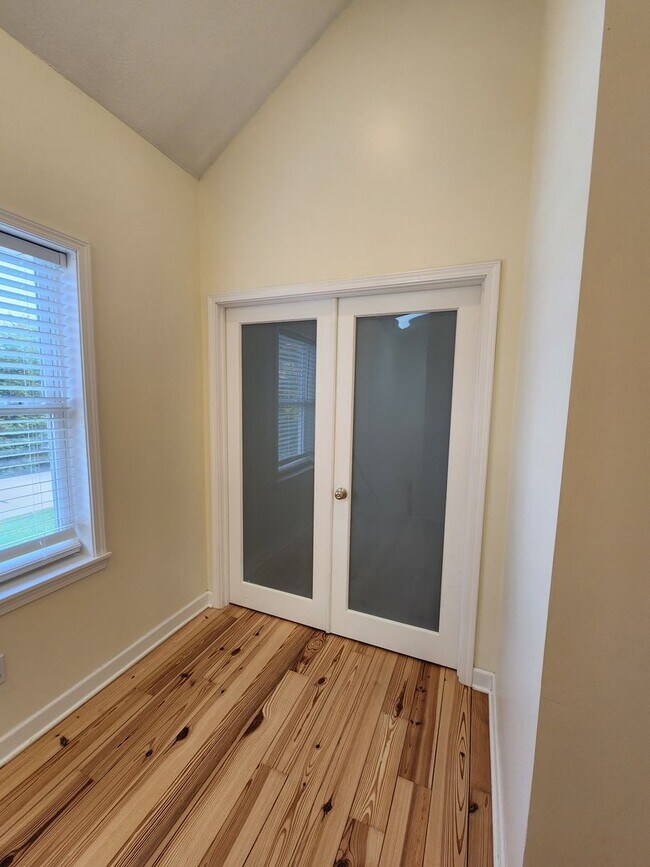 Building Photo - Modern 2 Bedroom Home For Rent