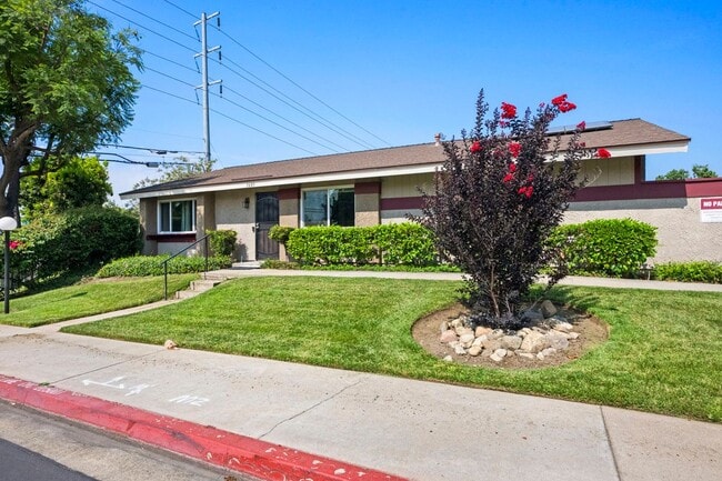 Building Photo - 1605 Carmel Cir E