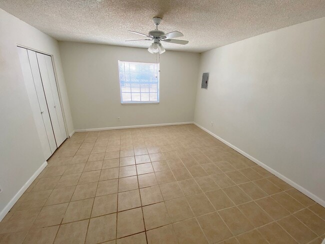 Building Photo - East El Paso 3 bed Refrig A/C