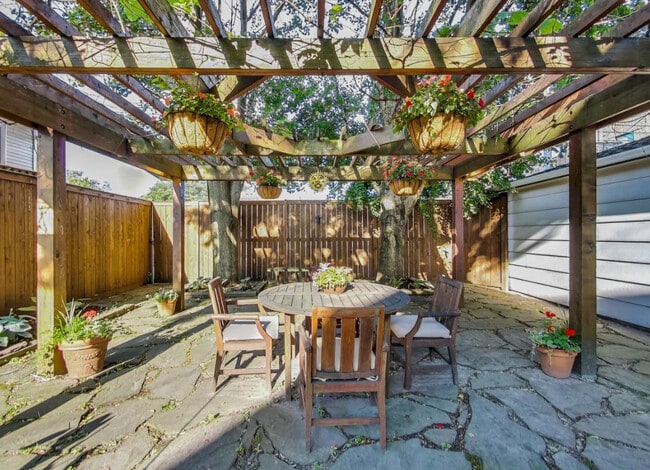 Building Photo - 804 S Grove Ave