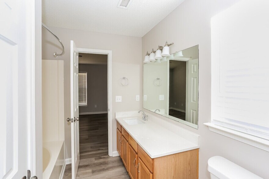 Building Photo - 2082 Chapel Creek Rd