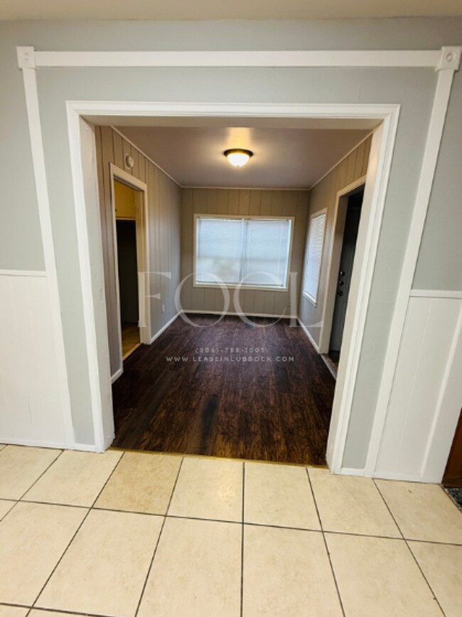 Building Photo - Large 3/2 with 2 living areas