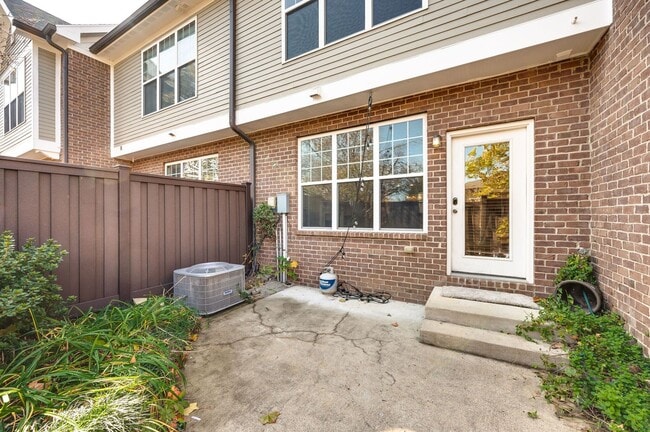 Building Photo - Awesome 2BE/2.5BA in the Pristine Park at ...