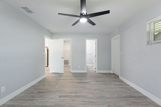 Building Photo - A Truly Charming Find! Discover this stunning 1-bedroom, 1-bath duplex in the highly sought-after...